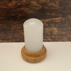 Deodorant d'alun dans son boitier avec une planche en bois à l'arrière