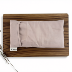 Pochette représentant un masque de relaxation rectangulaire de couleur rose pâle sur une planche en bois sur laquelle il est aussi déposé quelques branches d"eucalytus séchée. 
