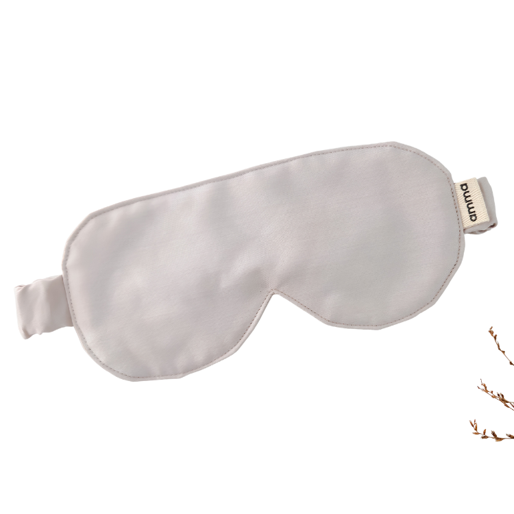Masque de loup rose très pâle avec une étiquette amma sur un fond blanc. 