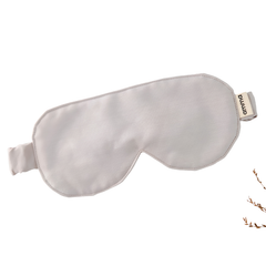 Masque de loup rose très pâle avec une étiquette amma sur un fond blanc. 