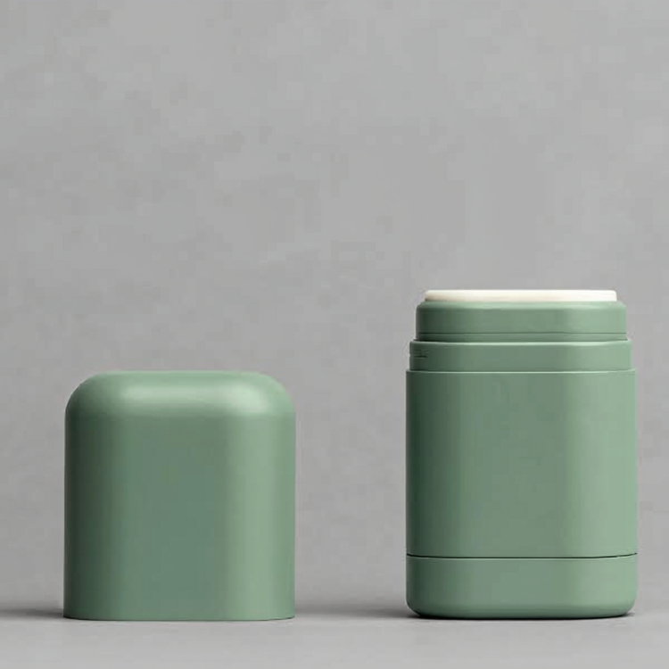 Un applicateur de déodorant rechargeable sur un fond gris. 