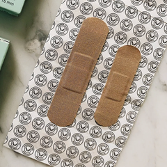 Deux formats de bandages naturels compostable déposés sur leur emballage écologique
