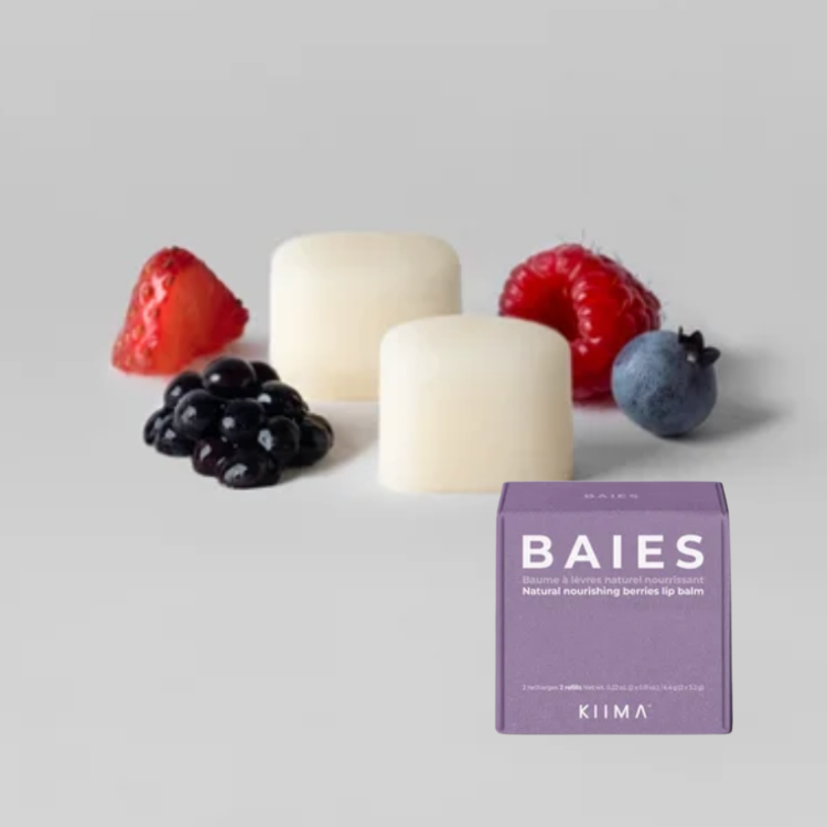 2 recharges de baume à lèvres ave une boite sur lequel il est écrit Baies Kiima avec des petits fruits sur un fond gris. 