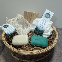 Ensemble spa écologique avec une pochette antigaspi pour savon, une fleur de douche sans plastique, un porte-savon en cèdre et 2 savons. 