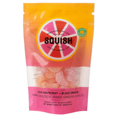 Sac de bonbon vegan à la saveur de pamplemousse et orange sanguine acidulés  la marque squish sur un Un fond blanc. Vendu par Eco Loco,  Le sac est orangé et rose. 