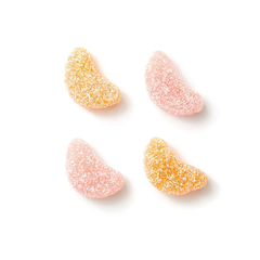 4 bonbons en forme de quartier d'orange recouvert de sucre sur un fond blanc. 