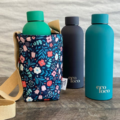 sac réutilisable lavable pour mettre une bouteille d'eau à motif de petites fleurs bleues avec trois bouteilles d'eau
