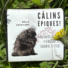 Étiquette du savon Câlin épiques de la Savonnerie des diligence à l'argile de manicouangan, au charbon déposé une des plantes. 