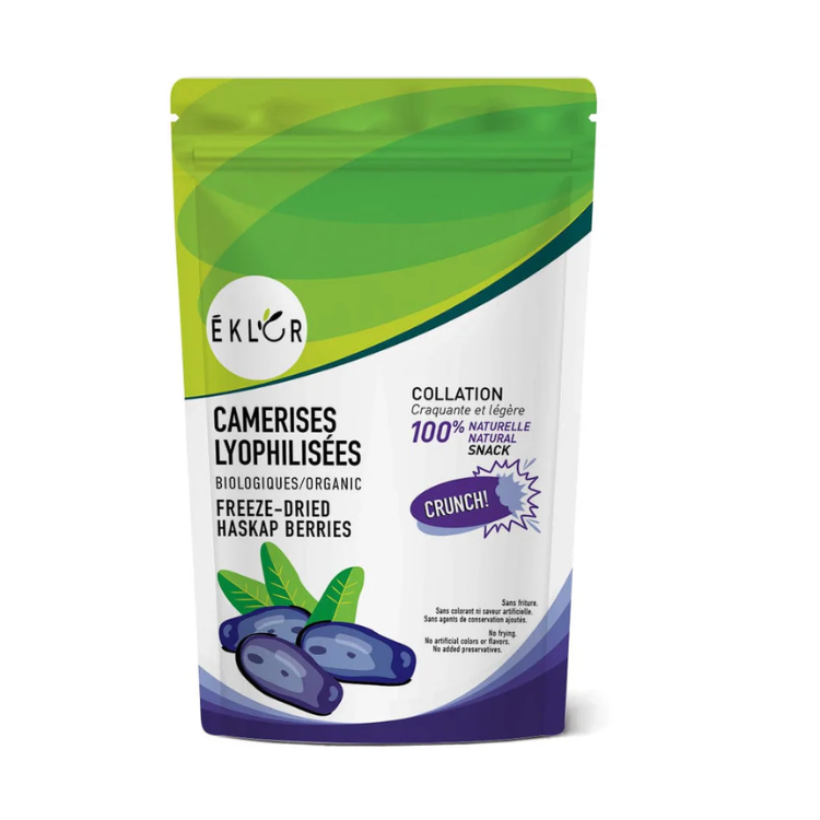 Un sac vert, blanc et mauves avec des camerises locales biologiques lyophilisés, une collation craquante, légère et 100% naturelle. 