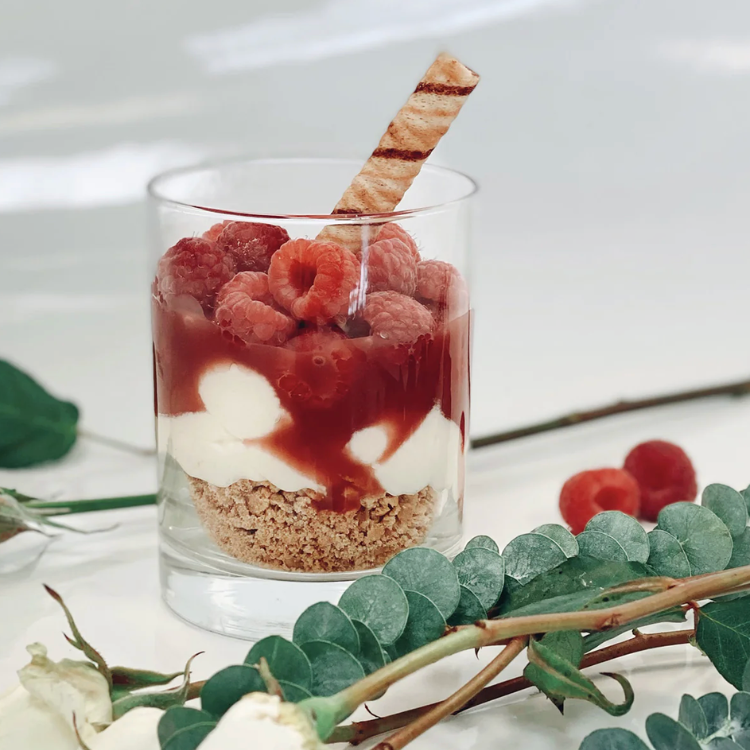 Parfait avec des framboises et du caramel à la framboise de Caramels FAA et des feuilles d'eucaluptus. 