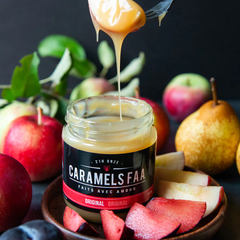 Trempette de fruits avec le caramel origninal des Caramels FAA sur un fond noir. 