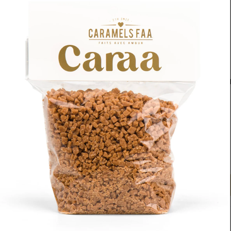 Sac de caramel croquant pour ajouter sur des desserts de la marque Caraa de Caramels Faa sur un fond blanc. 