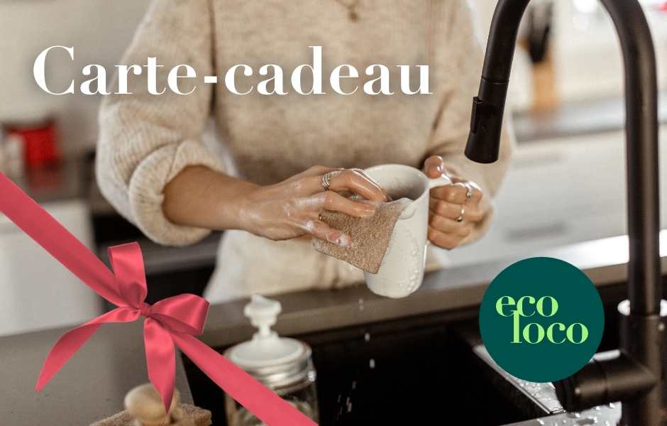 Carte-cadeau Eco Loco femme qui lave de la vaisselle dans une cuisine moderne avec le logo Eco Loco et un ruban cadeau
