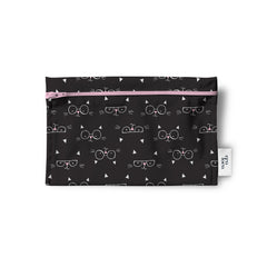 Un sac réutilisable en tissu pour les collations, noix, biscuits, crudités, de couleur gris noire avec des dessins de Chats portant des lunettes. Le sac est à plat sur un fond blanc et a une étiquette Eco Loco