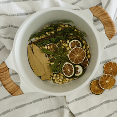 Chaudron rempli de pot-pourri à mijoté pour un parfum de maison naturel. 