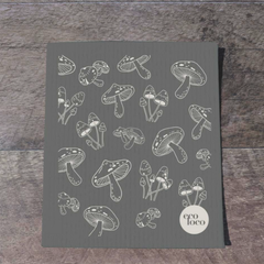 Chffon suédois qui remplace les essuie-tout de couleur graphite et avec des motifs de champignons. 