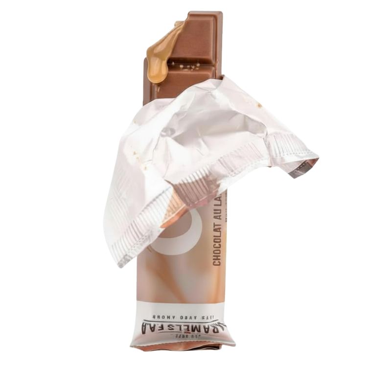 Barre de chocolat au caramel Caraa des Caramels FAA, surnomé la caramilk du Québec debout, ouverte et avec du caramel coulant. 