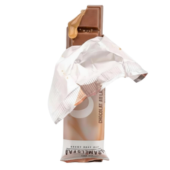 Barre de chocolat au caramel Caraa des Caramels FAA, surnomé la caramilk du Québec debout, ouverte et avec du caramel coulant. 