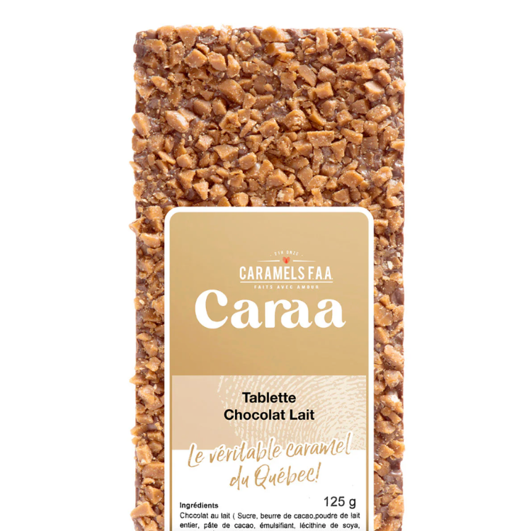 Tablette de chocolat au lait recouvert de pépites de caramel de la marque Caraa de Caramels FAA et une étiquette beige et blanche. 