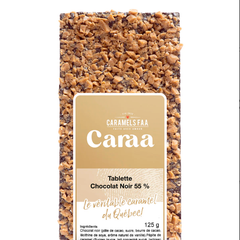 Tablette de chocolat noir recouvert de pépites de caramel de la marque Caraa de Caramels FAA et une étiquette beige et blanche. 