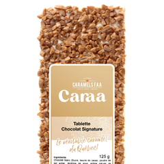 Tablette de chocolat signature recouvert de pépites de caramel de la marque Caraa de Caramels FAA et une étiquette beige et blanche. 