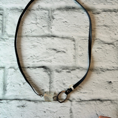 Collier en tube de vélo recyclé avec un carré de verre transluncide