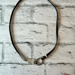 Collier en tube de vélo recyclé avec un carré de verre transluncide