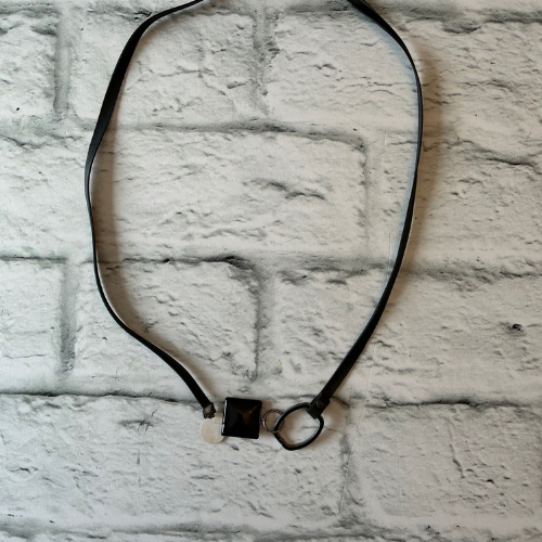 Collier minimaliste argent et chambre à air de vélo recyclé et carré noir
