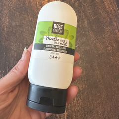 Tube de dentifrice au Xylitol à la menthe verte de Rose citron tenu dans une main