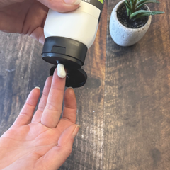 Dentifrice au Xylitol naturel qui sort du pot sur un doigt. 