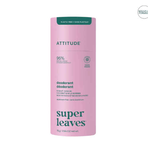 Deodorant attitude odeur de noix de coco et de baies dans un tube rose sur un fond blanc