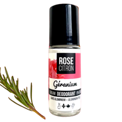 Déodorant rose Citron dans une bouteille en verre au Géranium sur fond blanc. 