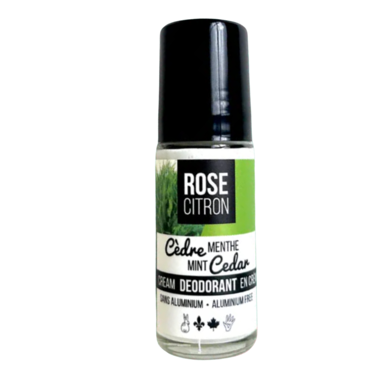 Déodorant rose citron dans une bouteuille en verre Cèdre et menthe sur un fond blanc. 