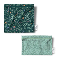 Deux sacs à collation sandwich style Ziploc lavable et réutilisable sur fond blanc avec une étiquette Eco Loco au motif vert de plantes et de fleurs. 