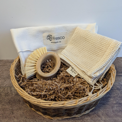Ensemble écologique fruits et légumes comprenant un sac de conservation de légumes, 2 sacs d'achats pour fruits et légumes et une brosse à légumes en bois ovale. 