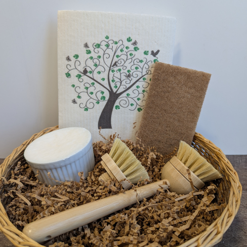 Ensemble écologique pour offre corporative pour une cuisine écologique comprenant un cake vaisselle, 1 tampons à récurer en coquille de noix, une tête de remplacement pour la brosse et un essuie-tout lavable. 