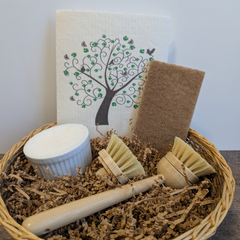 Ensemble écologique pour offre corporative pour une cuisine écologique comprenant un cake vaisselle, 1 tampons à récurer en coquille de noix, une tête de remplacement pour la brosse et un essuie-tout lavable. 