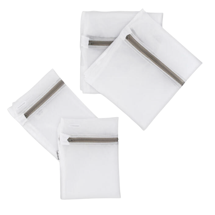 4 sacs de 2 formats différent pour la lessive fait en plastique recyclé sur un fond blanc. 