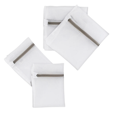 4 sacs de 2 formats différent pour la lessive fait en plastique recyclé sur un fond blanc. 