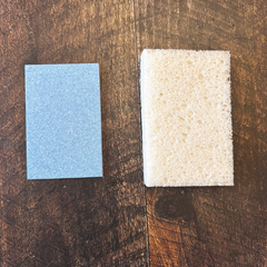 Comparaison de deux éponges en cellulose glonflée et non gonflée sur une planche de bois. 