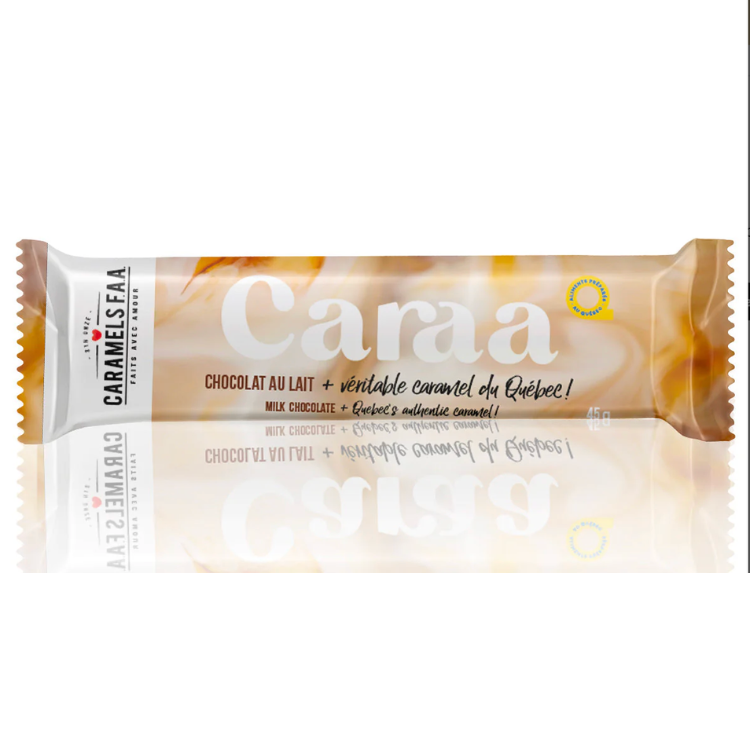 Barre de chocolat au caramel Caraa des Caramels FAA, appelé la Caramilk du Québec mis sur une matière créant un effet miroir. 