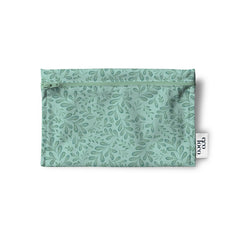 Un sac réutilisable en tissu pour les collations, noix, biscuits, crudités, de couleur gris vert pâle avec des feuilles vertes. Le sac est à plat sur un fond blanc et a une étiquette Eco Loco