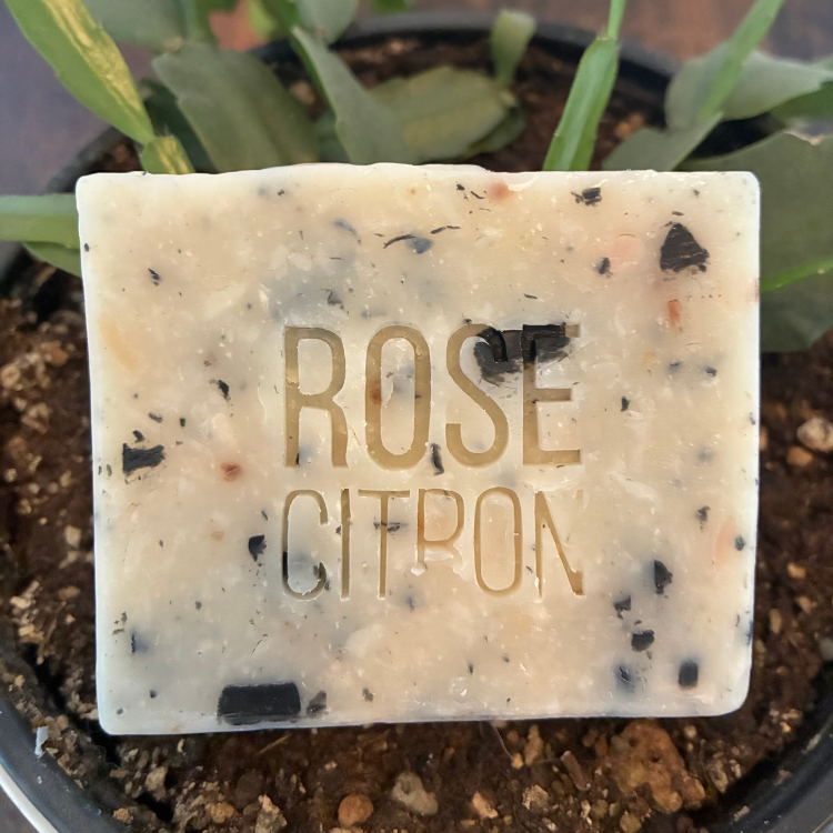 Savon issu de l'économie circulaire de la marque Rose Citron adossé à une plante
