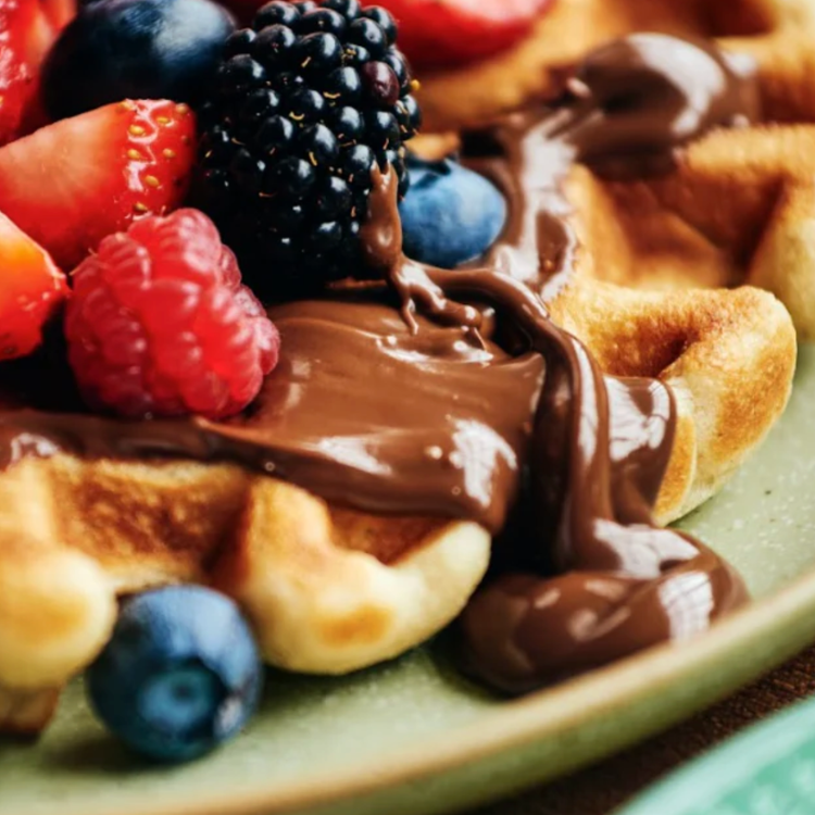 Une gauffre avec des petits fruits et un chocolat à la noisette de Allo Simonne, compagnie du canada.