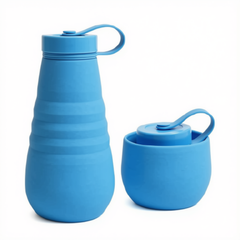 Une image montrant une gourde en silicone rétractable bleue dans son format allongé et son format rétracté sur fond blanc. 