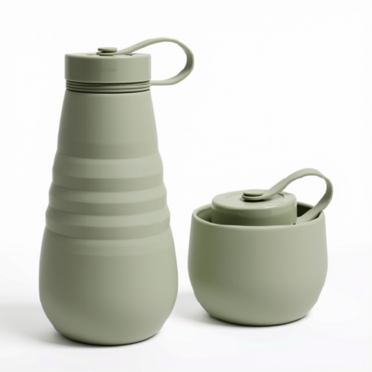 Une image montrant une gourde en silicone rétractable de couleur sauge dans son format allongé et son format rétracté sur fond blanc. 