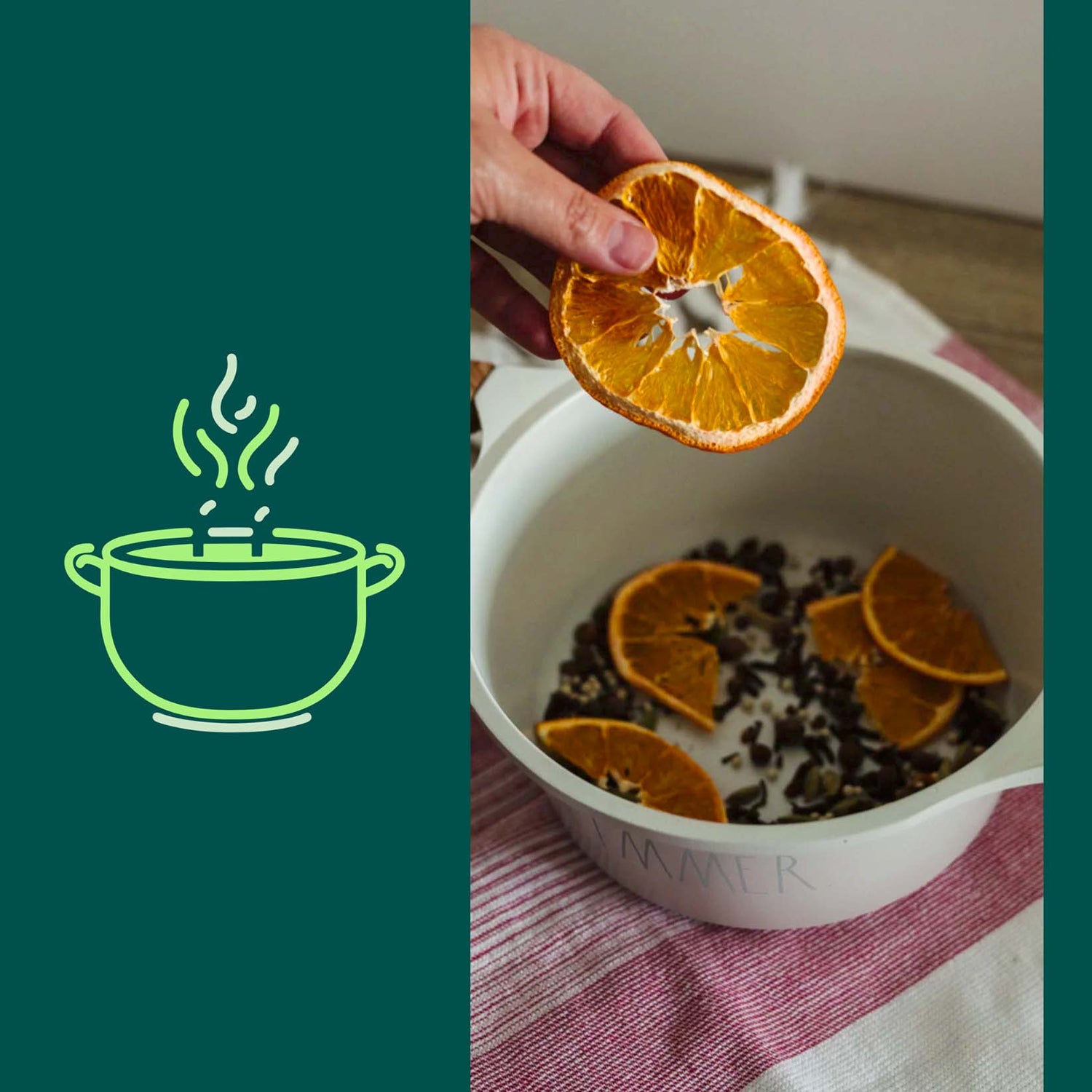 Une main qui met une tranche d'orange séchée dans un chaudron blanc qui contient des oranges séchés, des branches et herbes déposé sur un linge à vaisselle carrelé blanc et rouge. contour de l'image verte forêt avec une illustration de chaudron qui fume vert lime.