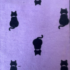 Papier de toilette lavable avec des motifs de chats sur fond mauve