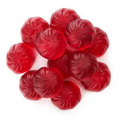 Bonbons rouges de la marque squish sur un fond blanc