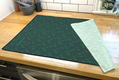 Serviette de microfibre aux couleurs de l'entreprise Desjardins sur un comptoir de bois
